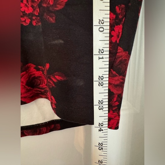 Torrid black pencil skirt w/red roses - Picture 5 of 7
